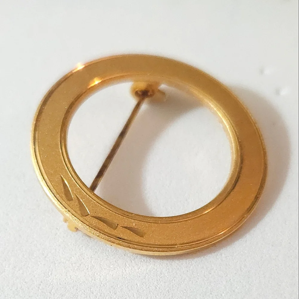 Vintage Matte Gold Diamond Cut Leaf Design Round Brooch